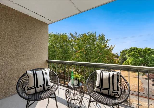 Photo 3 of Condo for sale at 732 11th Avenue E #305, Seattle, WA 98102 | MLS# NWM2589201 | Listing updated on 2026-10-01