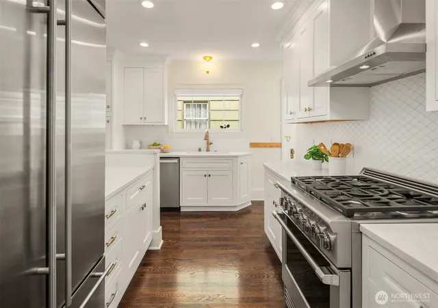 Photo 3 of Single family home for sale at 5224 37th Avenue NE, Seattle, WA 98105 | MLS# NWM2589208 | Listing updated on 2026-10-12