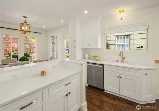 Photo 4 of Single family home for sale at 5224 37th Avenue NE, Seattle, WA 98105 | MLS# NWM2589208 | Listing updated on 2026-10-12