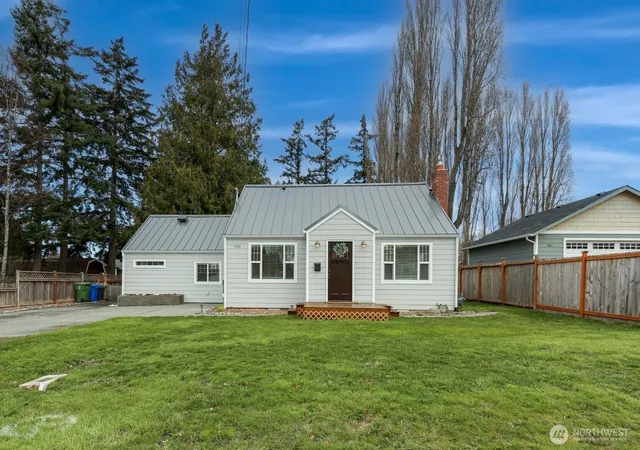 Photo 1 of Single family home for sale at 950 Se 4th Avenue, Oak Harbor, WA 98277 | MLS# NWM2589221 | Listing updated on 2026-10-08