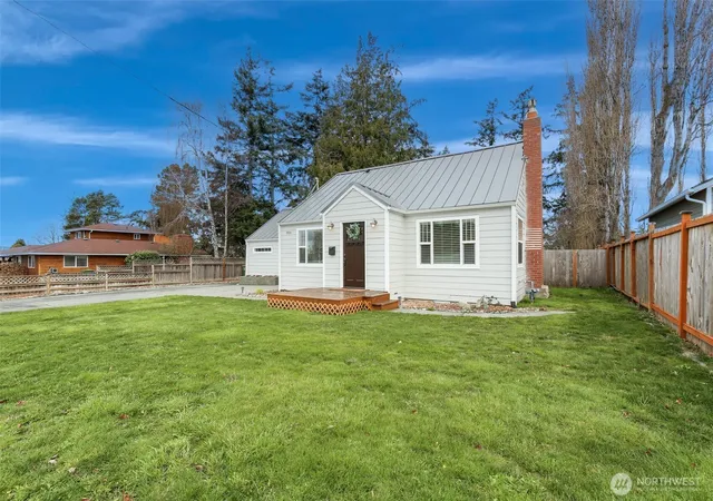 Photo 3 of Single family home for sale at 950 Se 4th Avenue, Oak Harbor, WA 98277 | MLS# NWM2589221 | Listing updated on 2026-10-08