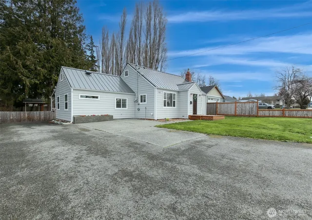 Photo 3 of Single family home for sale at 950 SE 4th Avenue, Oak Harbor, WA 98277 | MLS# NWM2589221 | Listing updated on 2026-10-09