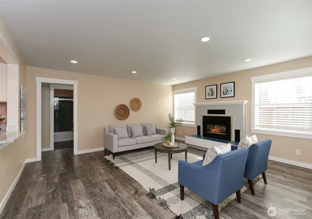 Photo 4 of Single family home for sale at 950 SE 4th Avenue, Oak Harbor, WA 98277 | MLS# NWM2589221 | Listing updated on 2026-10-09