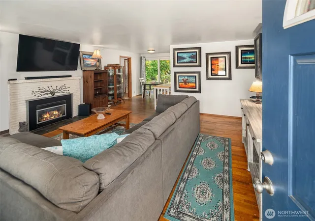 Photo 2 of Single family home for sale at 31330 11th Place S, Federal Way, WA 98003 | MLS# NWM2589227 | Listing updated on 2026-10-08