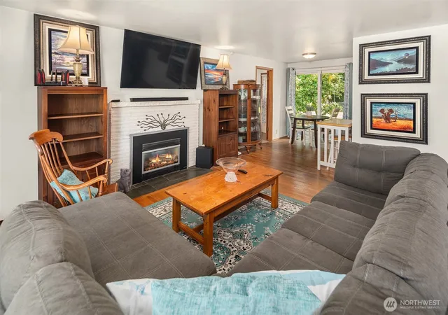 Photo 3 of Single family home for sale at 31330 11th Place S, Federal Way, WA 98003 | MLS# NWM2589227 | Listing updated on 2026-10-08