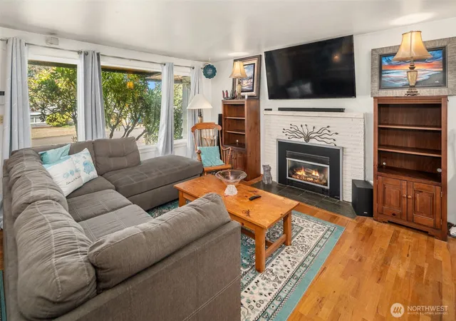 Photo 4 of Single family home for sale at 31330 11th Place S, Federal Way, WA 98003 | MLS# NWM2589227 | Listing updated on 2026-10-08