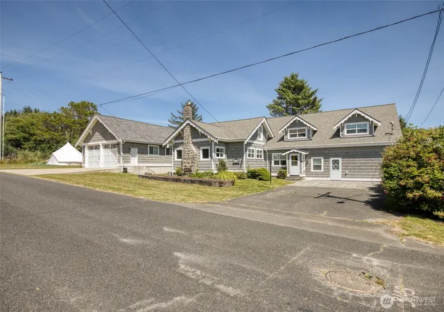 Photo 2 of Single family home for sale at 6 4th Street N, Pacific Beach, WA 98571 | MLS# NWM2589231 | Listing updated on 2026-10-01