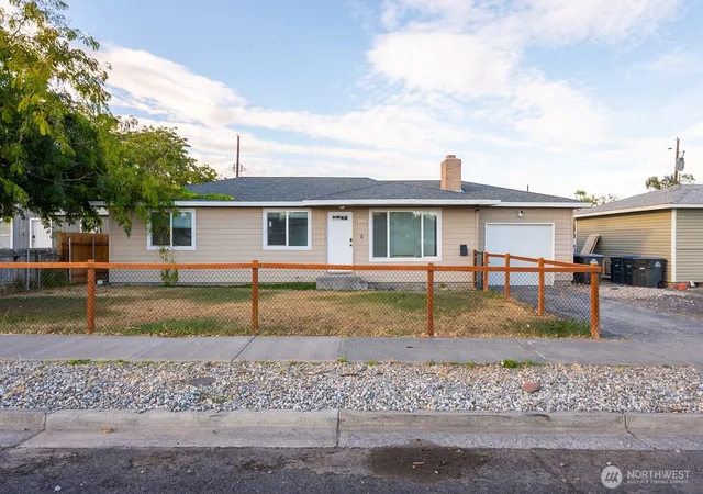Single family home for sale at 131 S Gibby Rd, Moses Lake, WA 98837 | MLS# NWM2589242