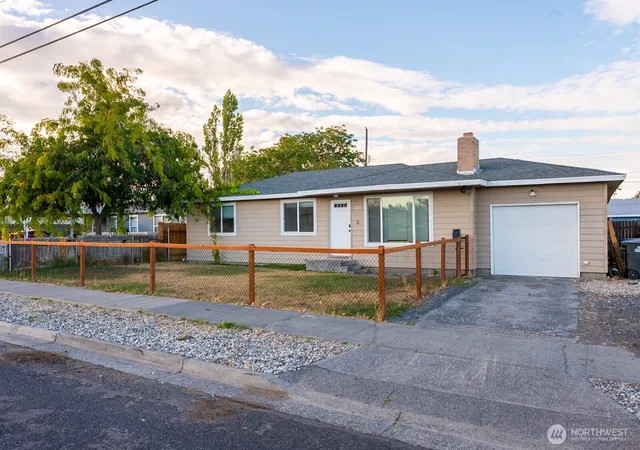 Photo 2 of Single family home for sale at 131 S Gibby Rd, Moses Lake, WA 98837 | MLS# NWM2589242 | Listing updated on 2026-10-01