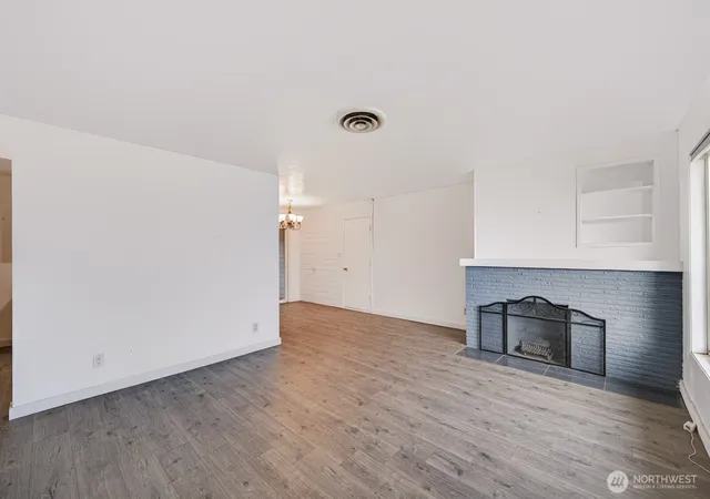 Photo 3 of Single family home for sale at 131 S Gibby Rd, Moses Lake, WA 98837 | MLS# NWM2589242 | Listing updated on 2026-10-01