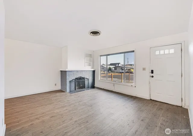 Photo 3 of Single family home for sale at 131 S Gibby Rd, Moses Lake, WA 98837 | MLS# NWM2589242 | Listing updated on 2026-10-01