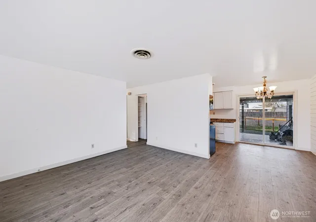 Photo 4 of Single family home for sale at 131 S Gibby Rd, Moses Lake, WA 98837 | MLS# NWM2589242 | Listing updated on 2026-10-01