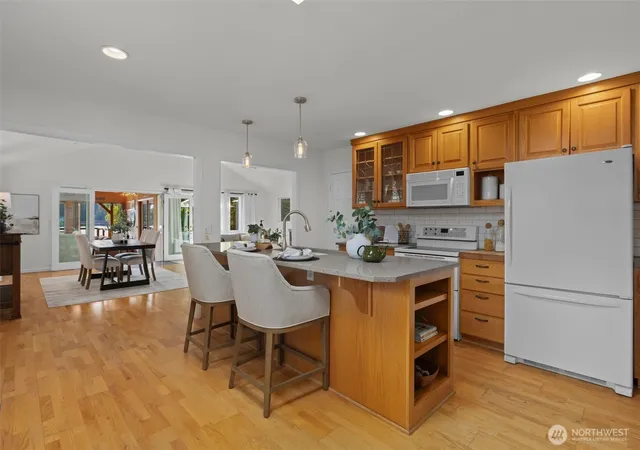 Photo 4 of Single family home for sale at 30979 E Lake Morton Dr SE, Kent, WA 98042 | MLS# NWM2589254 | Listing updated on 2026-10-02