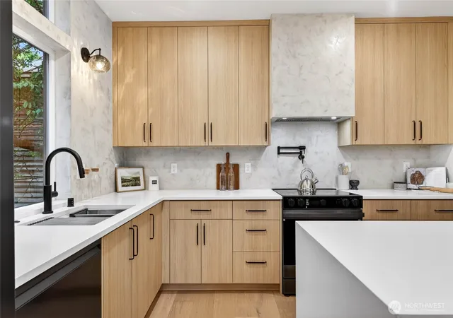 Photo 4 of Townhouse for sale at 4529 Corliss Ave N, Seattle, WA 98103 | MLS# NWM2589257 | Listing updated on 2026-10-01