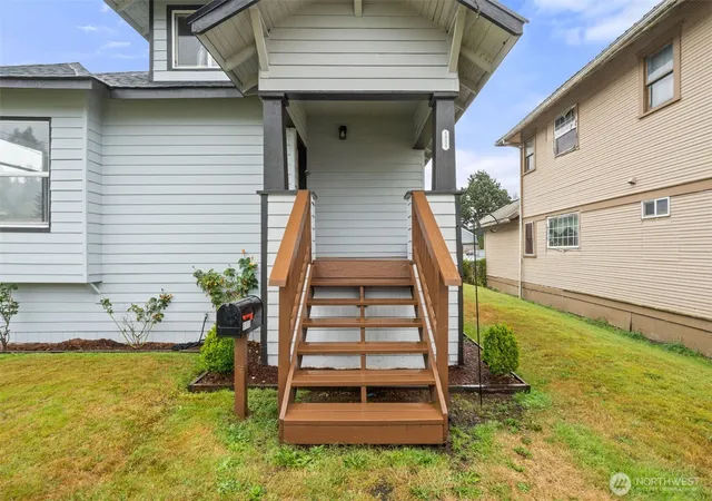 Photo 3 of Single family home for sale at 1111 Willapa St, Raymond, WA 98577 | MLS# NWM2589263 | Listing updated on 2026-10-01