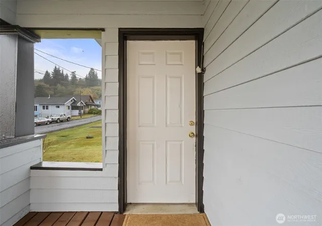 Photo 3 of Single family home for sale at 1111 Willapa St, Raymond, WA 98577 | MLS# NWM2589263 | Listing updated on 2026-10-01
