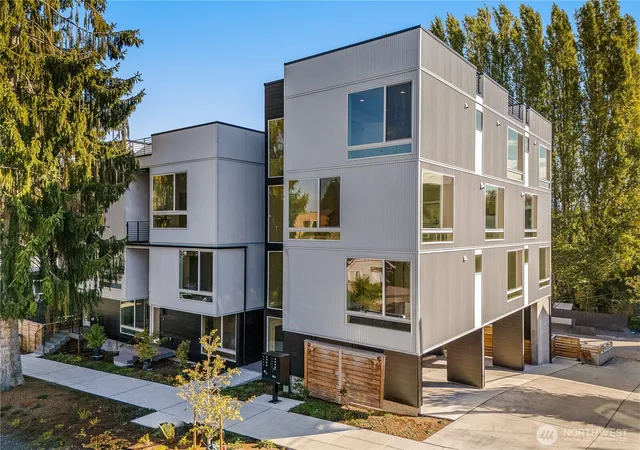 Townhouse for sale at 3114 Queen Anne Ave N, Seattle, WA 98109 | MLS# NWM2589265