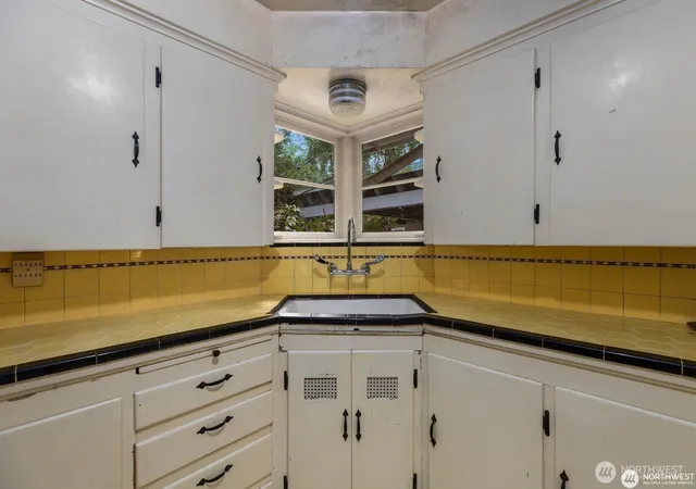 Photo 4 of Single family home for sale at 9525 7th Avenue NW, Seattle, WA 98117 | MLS# NWM2589281 | Listing updated on 2026-10-01