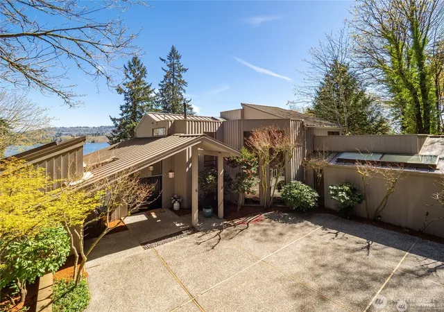 Photo 1 of Mansion for sale at 4408 E Mercer Way, Mercer Island, WA 98040 | MLS# NWM2589293 | Listing updated on 2026-10-02