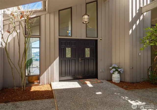 Photo 2 of Mansion for sale at 4408 E Mercer Way, Mercer Island, WA 98040 | MLS# NWM2589293 | Listing updated on 2026-10-02