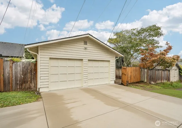 Photo 3 of Single family home for sale at 1316 Lombard Ave, Everett, WA 98201 | MLS# NWM2589294 | Listing updated on 2026-10-02