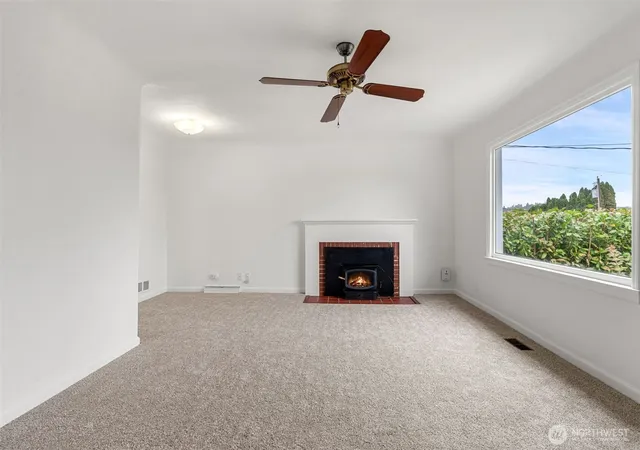 Photo 4 of Single family home for sale at 2447 N Wycoff Ave, Bremerton, WA 98312 | MLS# NWM2589298 | Listing updated on 2026-10-01