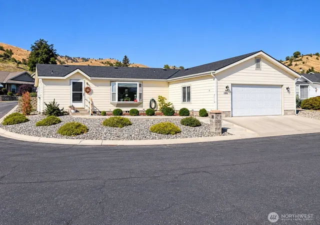 Photo 1 of Manufactured home for sale at 1206 Marble St, Wenatchee, WA 98801 | MLS# NWM2589313 | Listing updated on 2026-10-02