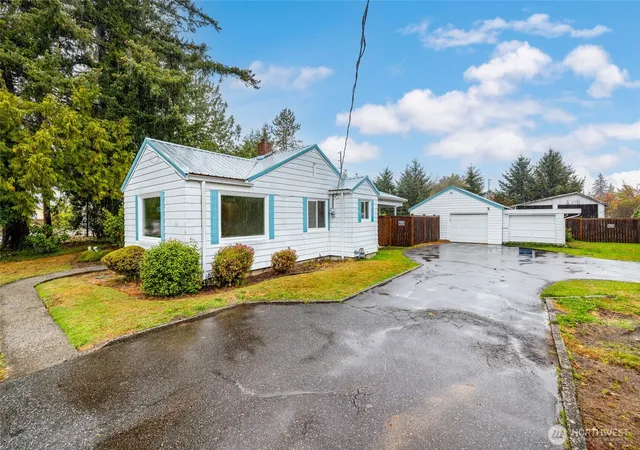 Photo 2 of Single family home for sale at 305 N Township St, Sedro Woolley, WA 98284 | MLS# NWM2589336 | Listing updated on 2026-10-01