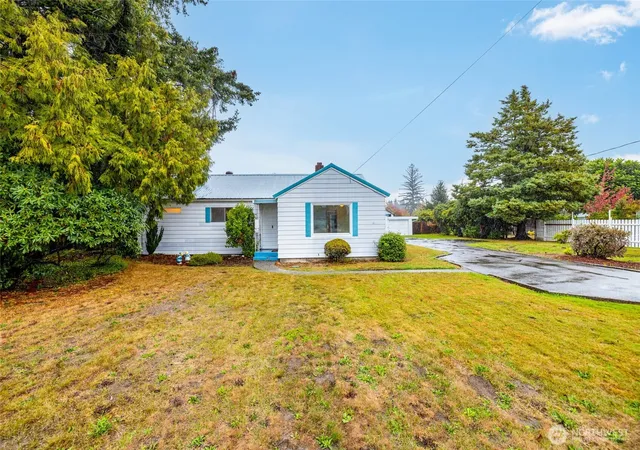 Photo 3 of Single family home for sale at 305 N Township St, Sedro Woolley, WA 98284 | MLS# NWM2589336 | Listing updated on 2026-10-01