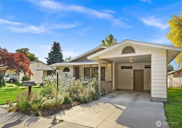 Photo 3 of Single family home for sale at 910 E Manitoba Ave, Ellensburg, WA 98926 | MLS# NWM2589349 | Listing updated on 2026-10-02