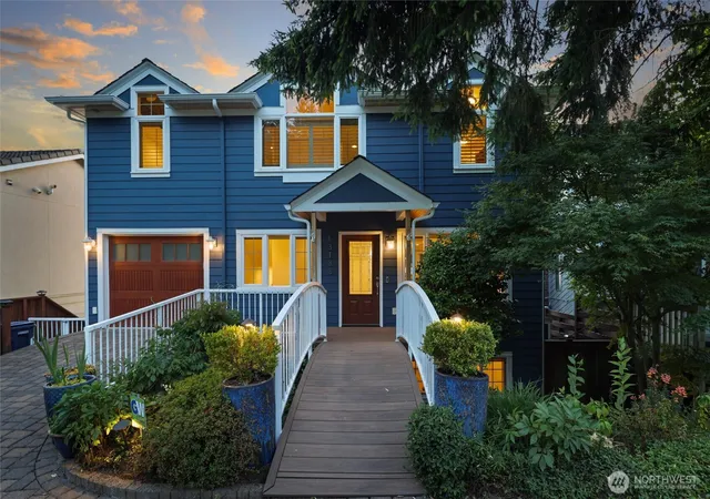 Photo 2 of Single family home for sale at 13133 Holmes Point Dr Ne, Kirkland, WA 98034 | MLS# NWM2589359 | Listing updated on 2026-10-01