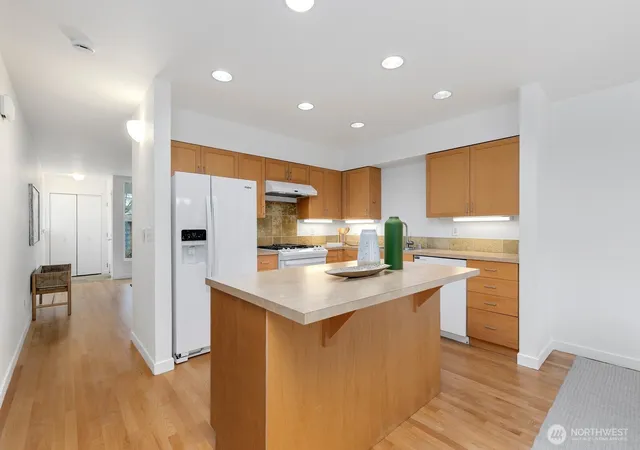 Photo 4 of Townhouse for sale at 6726 35th Place S, Seattle, WA 98118 | MLS# NWM2589390 | Listing updated on 2026-10-01