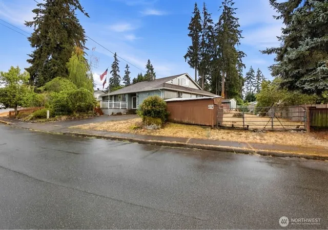 Photo 2 of Single family home for sale at 3210 Scenic Dr Se, Auburn, WA 98092 | MLS# NWM2589396 | Listing updated on 2026-10-01