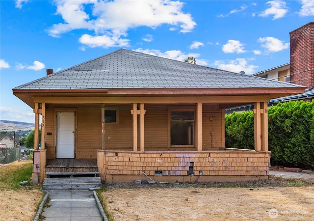 Photo 1 of Single family home for sale at 517 Malaga Ave, Wenatchee, WA 98801 | MLS# NWM2589407 | Listing updated on 2026-10-01