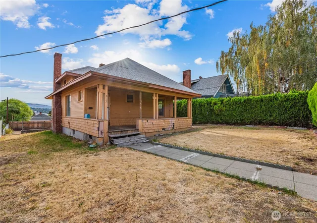 Photo 2 of Single family home for sale at 517 Malaga Ave, Wenatchee, WA 98801 | MLS# NWM2589407 | Listing updated on 2026-10-01