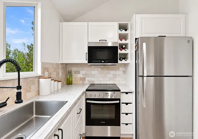 Photo 3 of Condo for sale at 820 Cady Rd #E305, Everett, WA 98203 | MLS# NWM2589423 | Listing updated on 2026-10-01