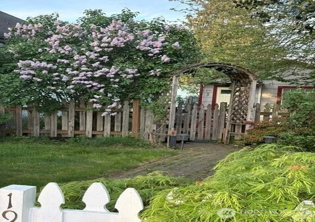 Photo 2 of Single family home for sale at 1927 Wetmore Ave, Everett, WA 98201 | MLS# NWM2589446 | Listing updated on 2026-10-12