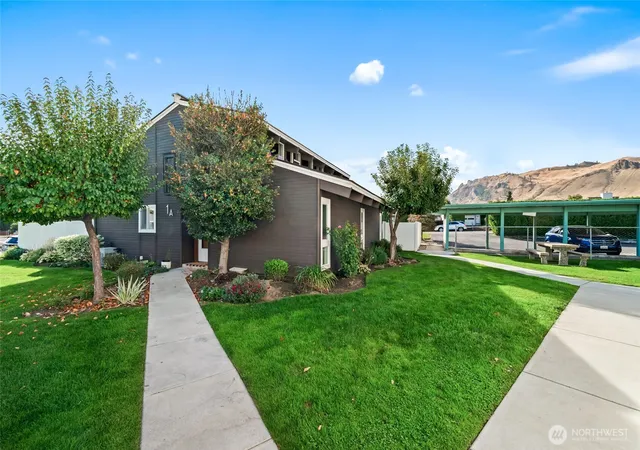 Photo 2 of Condo for sale at 10 S Cove Ave #1A, Wenatchee, WA 98801 | MLS# NWM2589456 | Listing updated on 2026-10-01