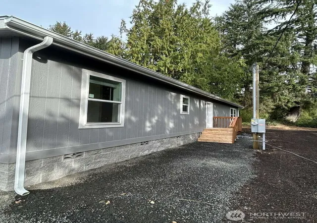 Photo 3 of Manufactured home for sale at 302 W Farrell St, Aberdeen, WA 98520 | MLS# NWM2589457 | Listing updated on 2026-10-01