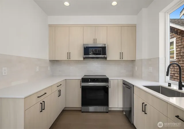 Photo 3 of Condo for sale at 2538 14th Avenue W #E, Seattle, WA 98119 | MLS# NWM2589460 | Listing updated on 2026-10-01