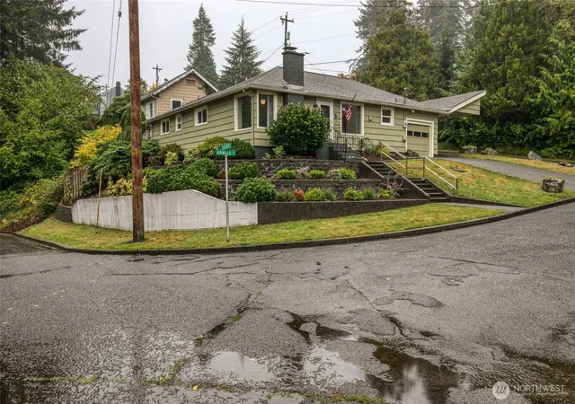 Photo 2 of Single family home for sale at 1951 Arnold St, Aberdeen, WA 98520 | MLS# NWM2589513 | Listing updated on 2026-10-01