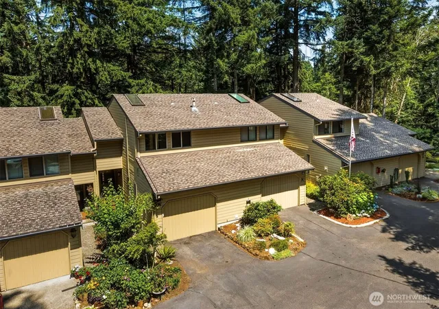Photo 3 of Townhouse for sale at 1314 Evergreen Park Dr SW #W, Olympia, WA 98502 | MLS# NWM2589520 | Listing updated on 2026-10-02