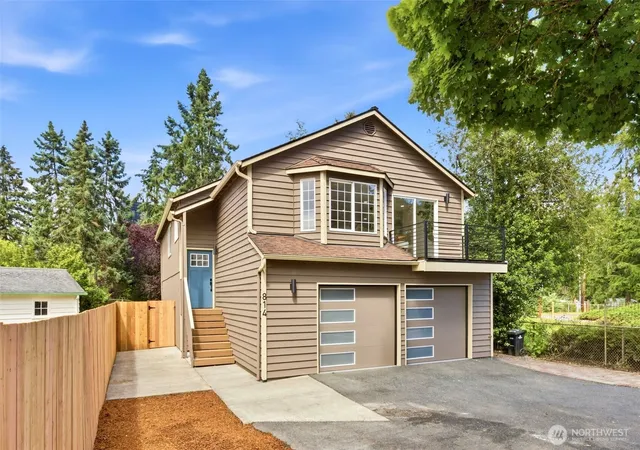 Photo 2 of Single family home for sale at 814 Northeast 185th, Shoreline, WA 98155 | MLS# NWM2589545 | Listing updated on 2026-10-01