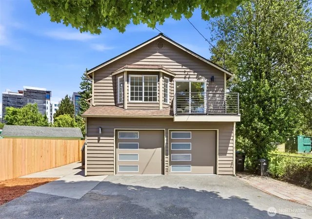 Photo 3 of Single family home for sale at 814 Northeast 185th, Shoreline, WA 98155 | MLS# NWM2589545 | Listing updated on 2026-10-01