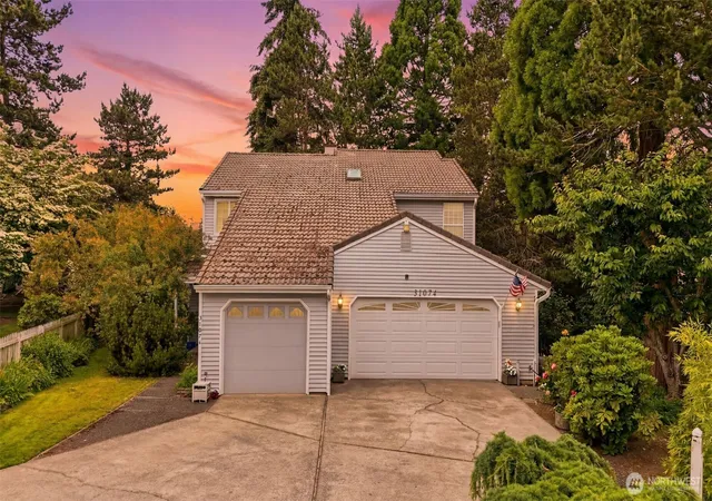Photo 3 of Single family home for sale at 814 Northeast 185th, Shoreline, WA 98155 | MLS# NWM2589545 | Listing updated on 2026-10-01