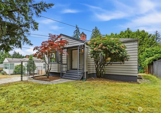 Condo for sale at 10713 15th Avenue NE, Seattle, WA 98125 | MLS# NWM2589569