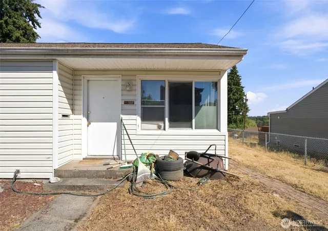 Photo 3 of Single family home for sale at 3617 E L St, Tacoma, WA 98404 | MLS# NWM2589575 | Listing updated on 2026-10-18