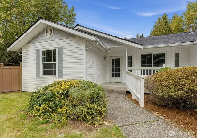 Photo 3 of Single family home for sale at 4627 127th Place SE, Everett, WA 98208 | MLS# NWM2589605 | Listing updated on 2026-10-02