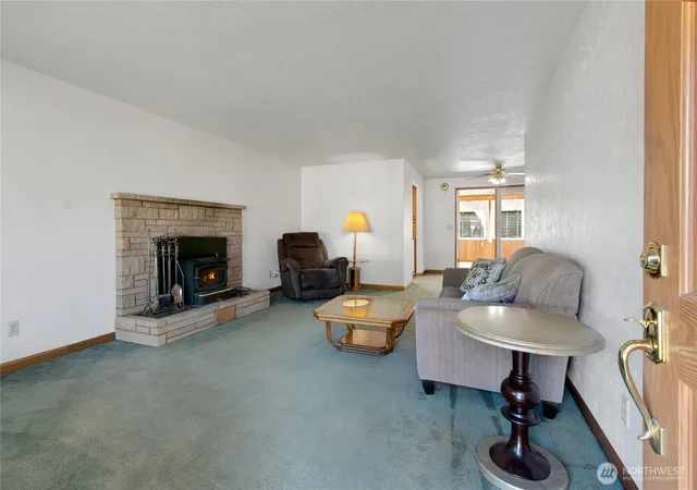 Photo 3 of Single family home for sale at 820 9th Avenue NW, Puyallup, WA 98371 | MLS# NWM2589675 | Listing updated on 2026-10-01