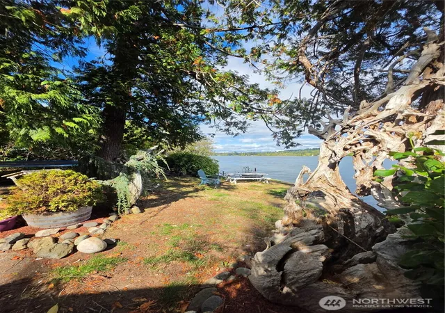 Photo 4 of Single family home for sale at 560 E N Bay Rd, Allyn, WA 98524 | MLS# NWM2589679 | Listing updated on 2026-10-01
